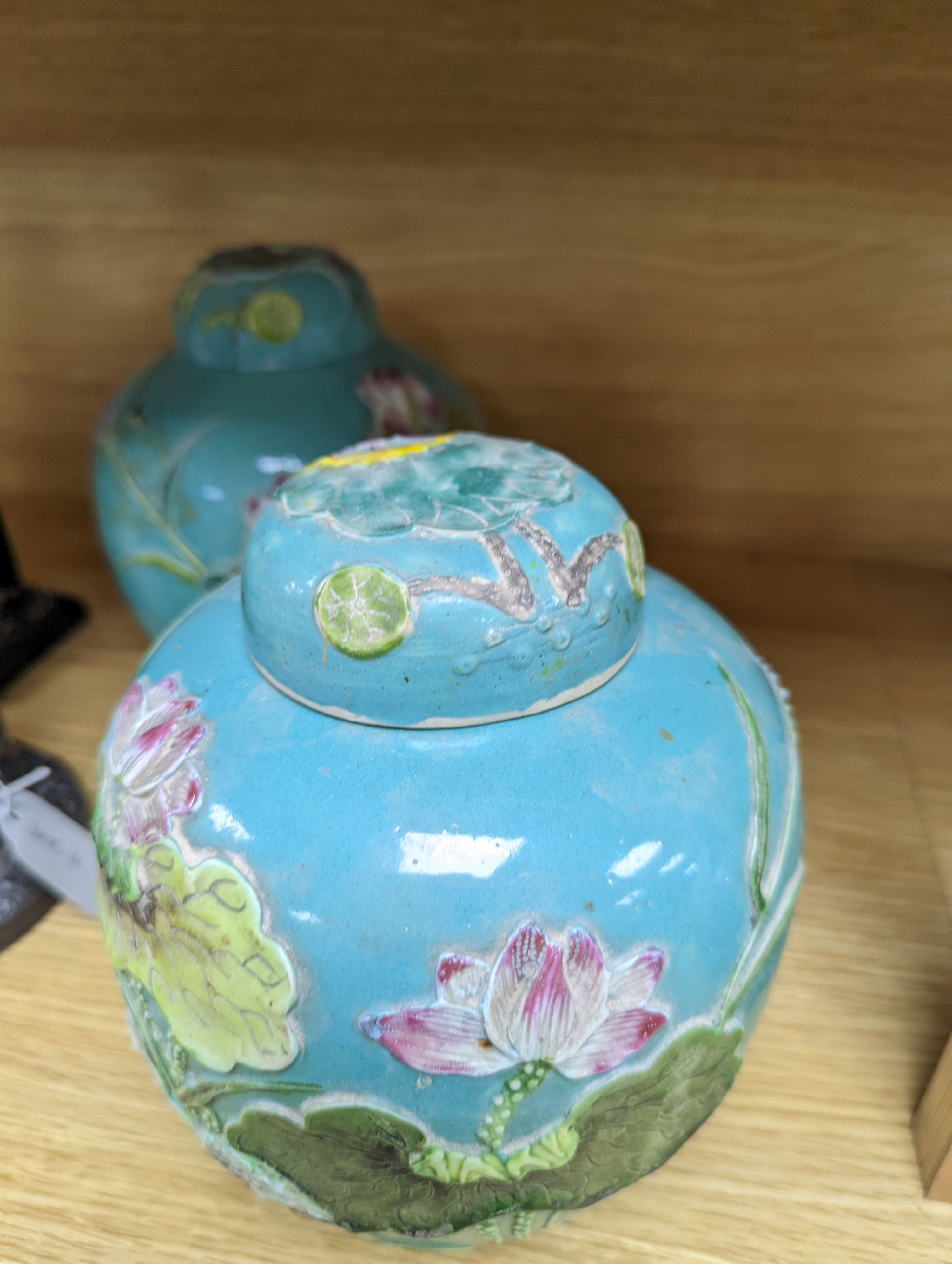 A pair of Chinese enamelled porcelain jars and covers, early 20th century, 17.5cm